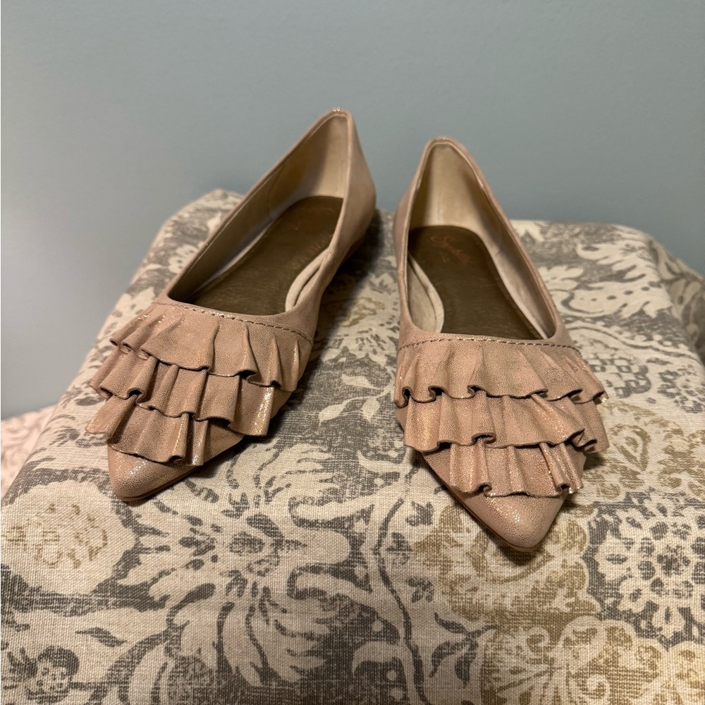 Seychelles Feminine Ruffled Tan Flats with Metallic Gold Finish
